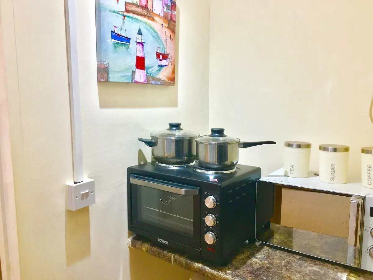 Ensuite Apartment With Small Kitchenette, Private Bathroom And Parking Ilford